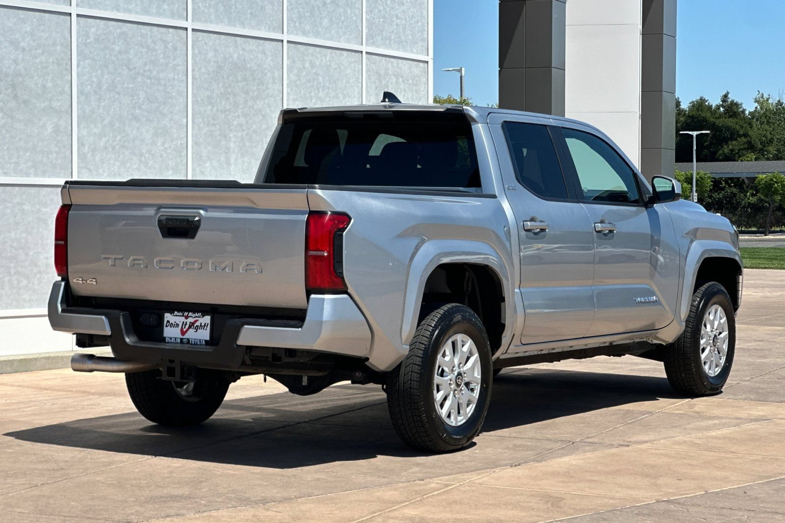 Used 2024 Toyota Tacoma SR5 AWD/4WD image 4