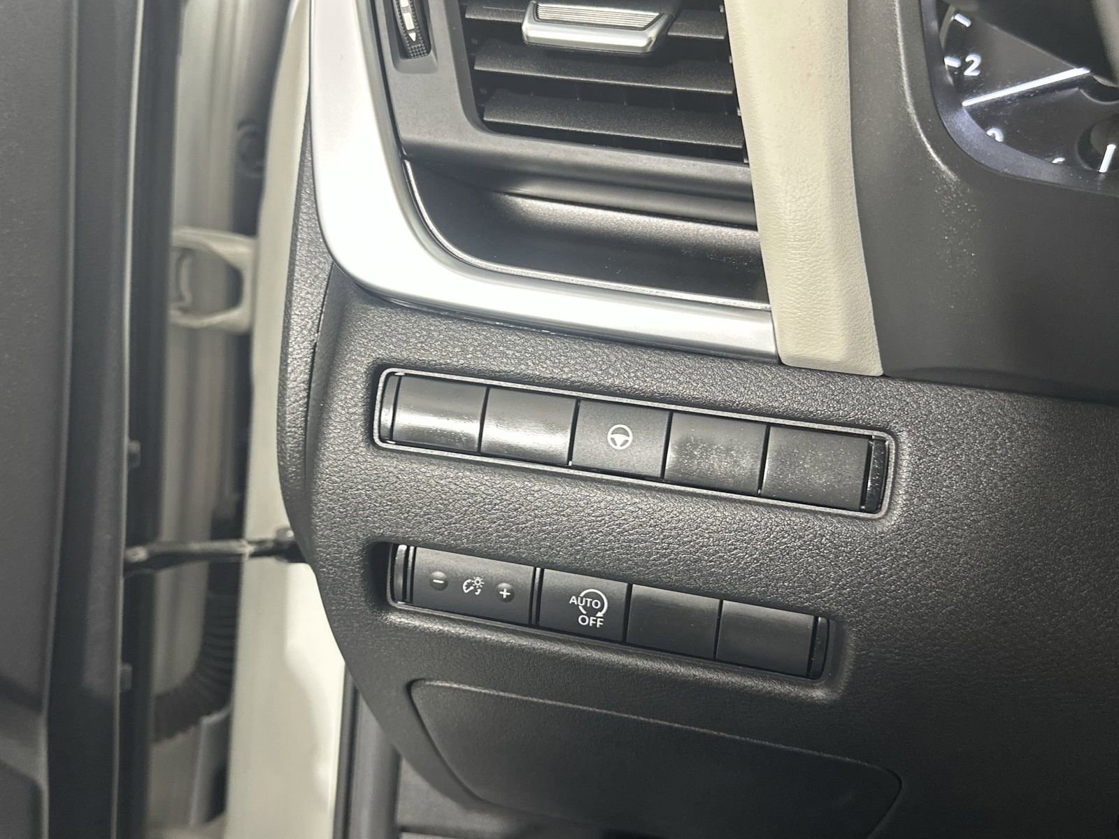 Used 2023 Nissan Rogue SV image 22