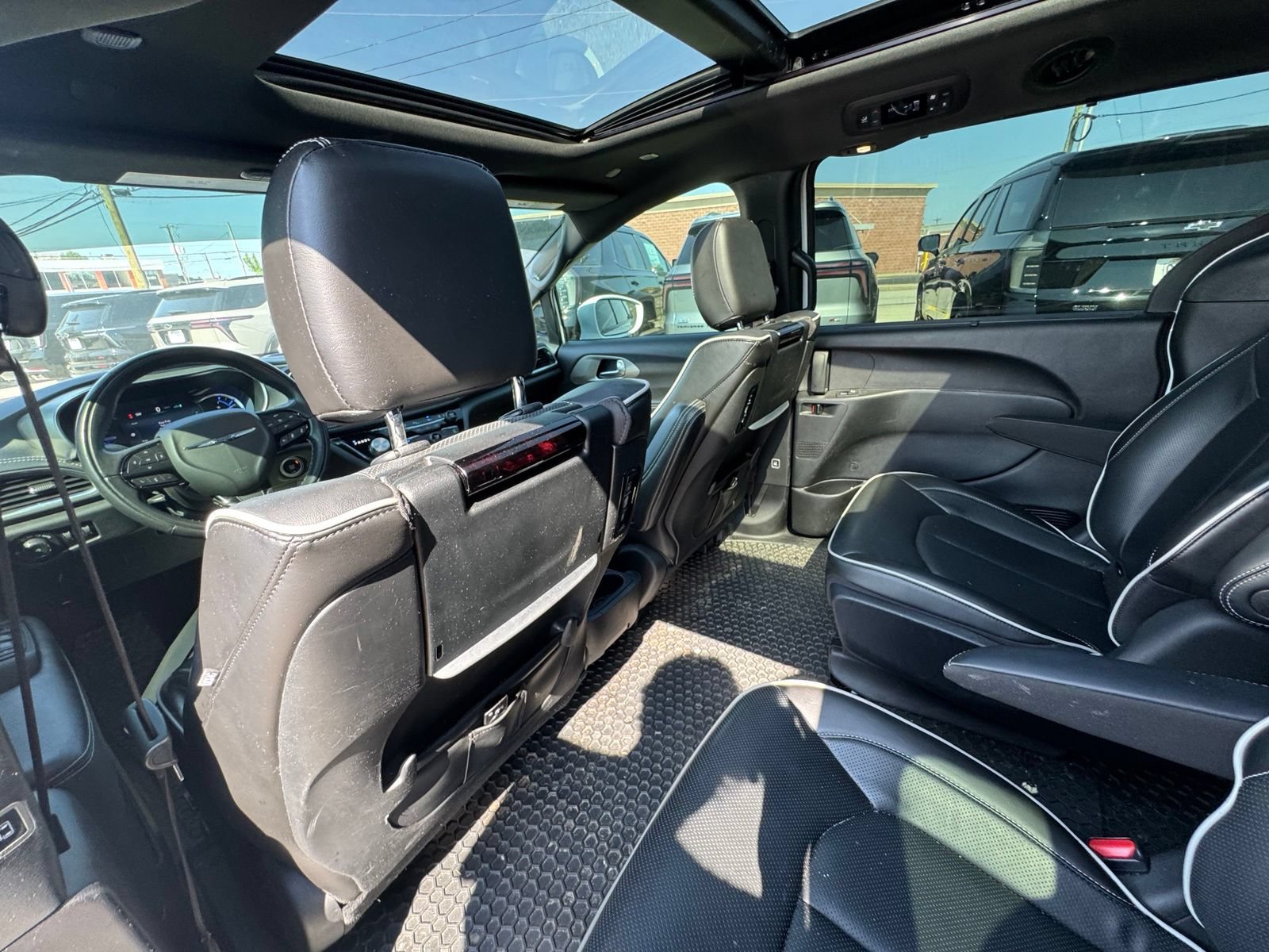 Used 2022 Chrysler Pacifica Limited w/ Uconnect Theater Family Group FWD image 29