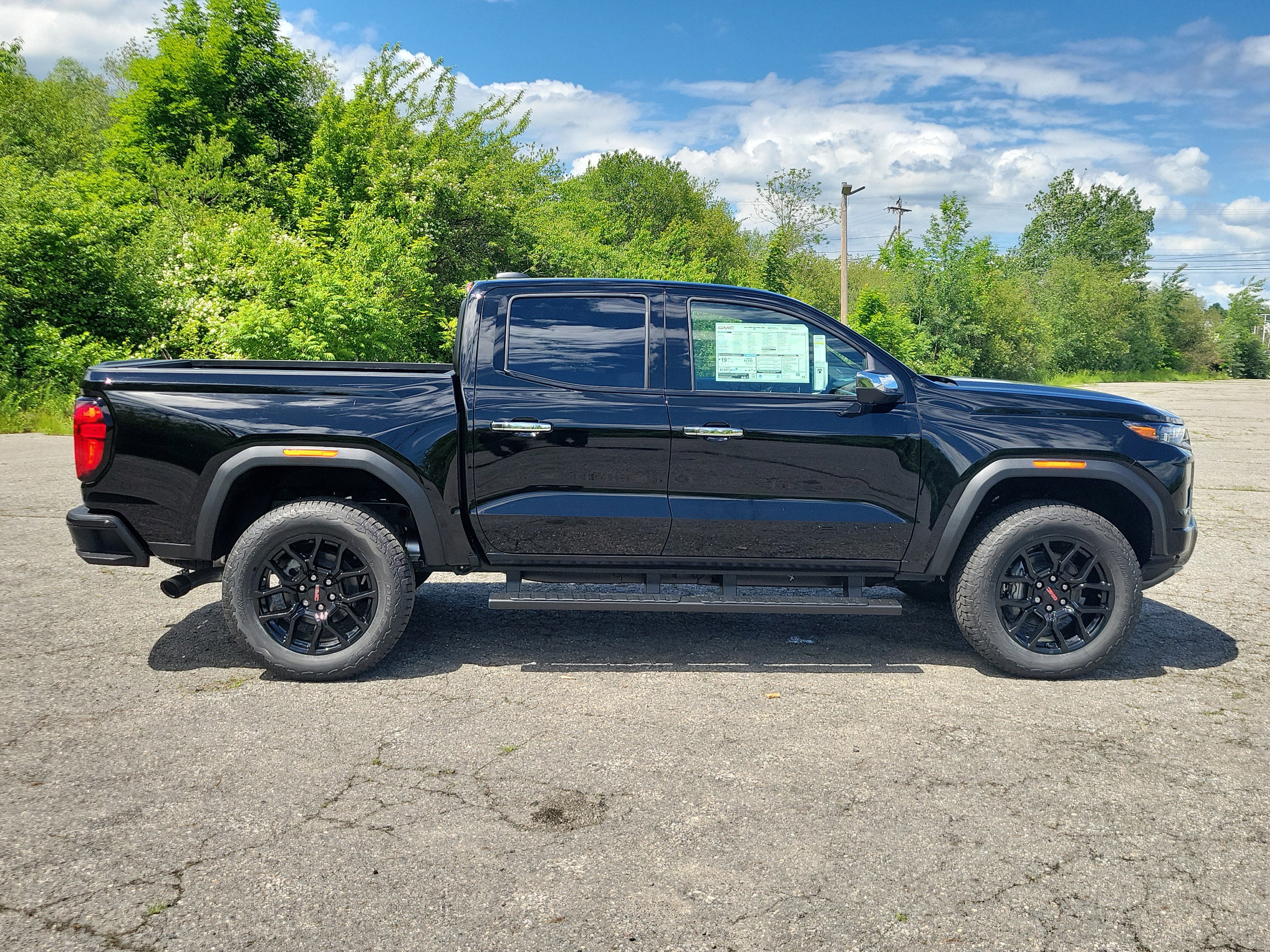 New 2026 GMC Canyon Denali w/ LPO, Denali Black Edition AWD/4WD image 8