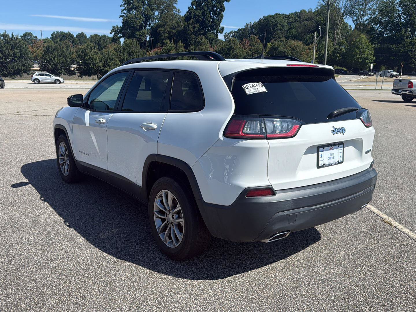 Used 2022 Jeep Cherokee Latitude Lux w/ Sun & Sound Group FWD image 4