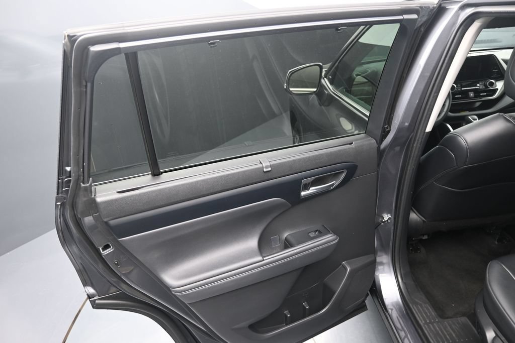 Used 2023 Toyota Highlander XLE AWD/4WD image 23