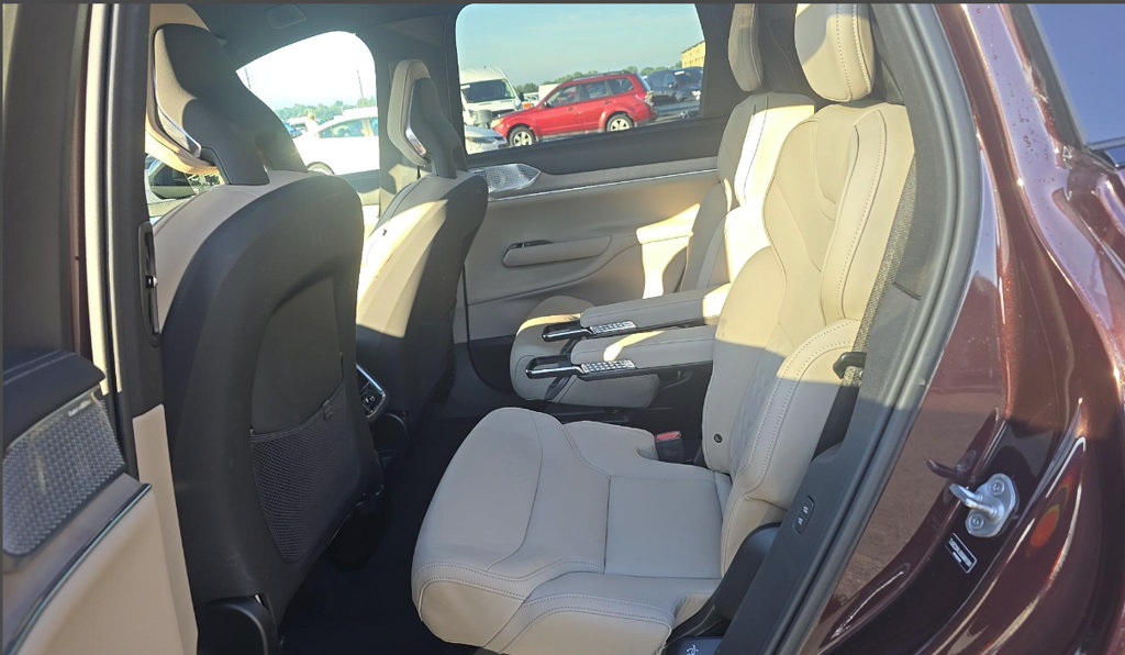 Certified 2025 Volvo EX90 Ultra AWD/4WD image 17