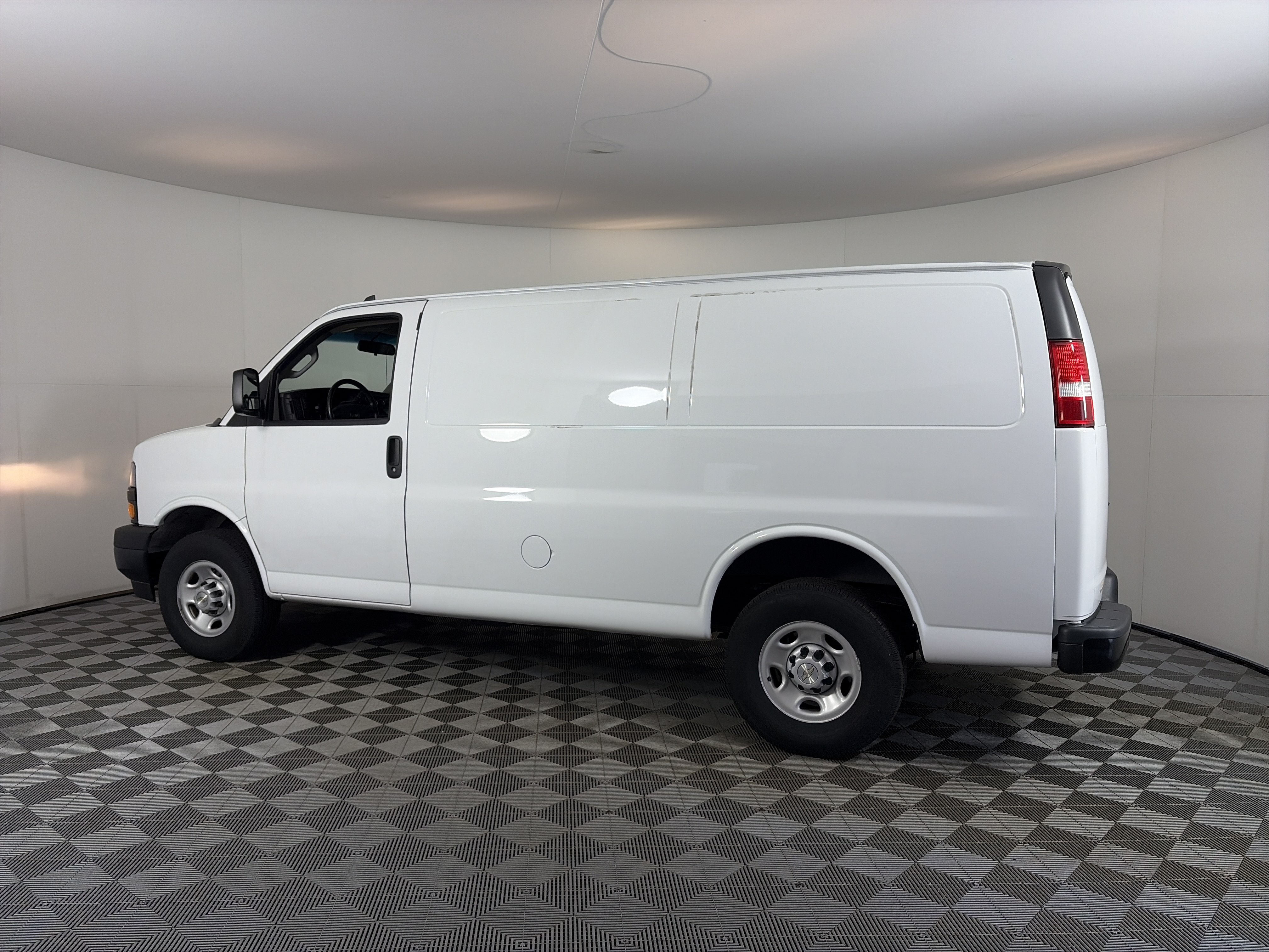 Used 2021 Chevrolet Express 2500 w/ Driver Convenience Package RWD image 9