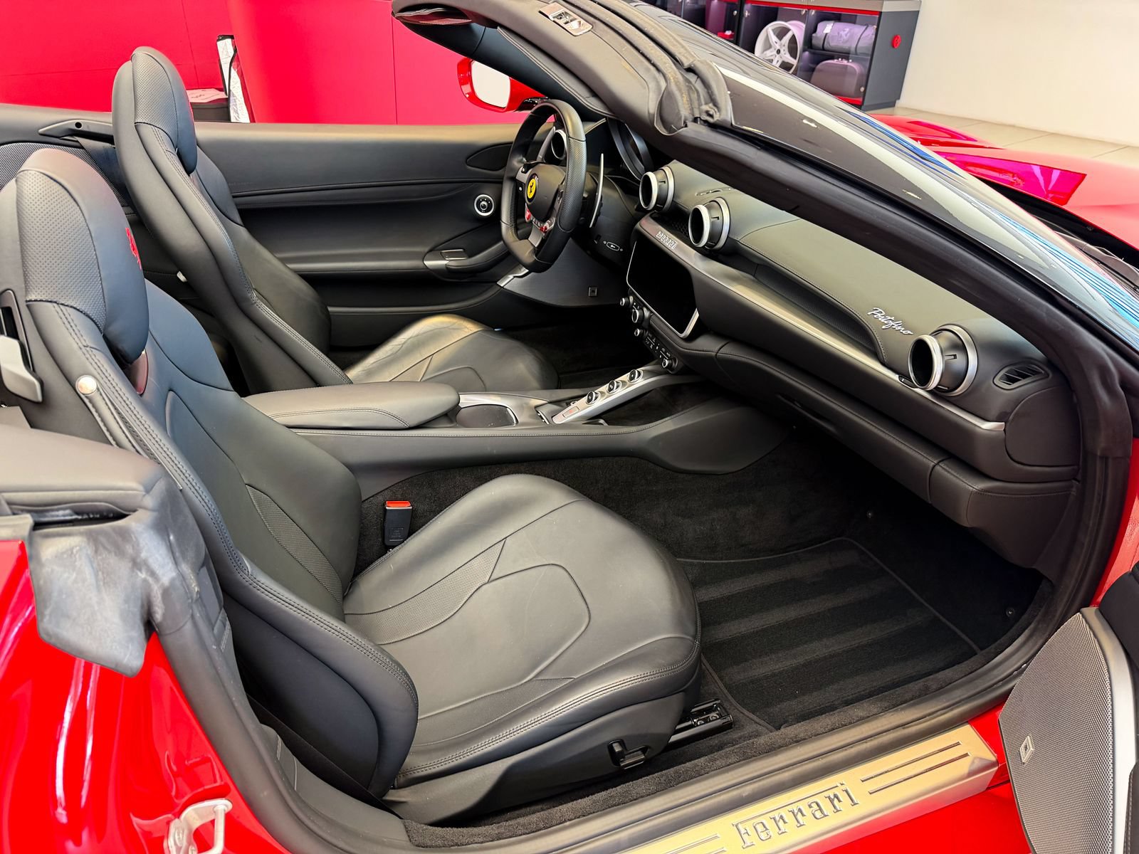 Used 2019 Ferrari Portofino RWD image 16