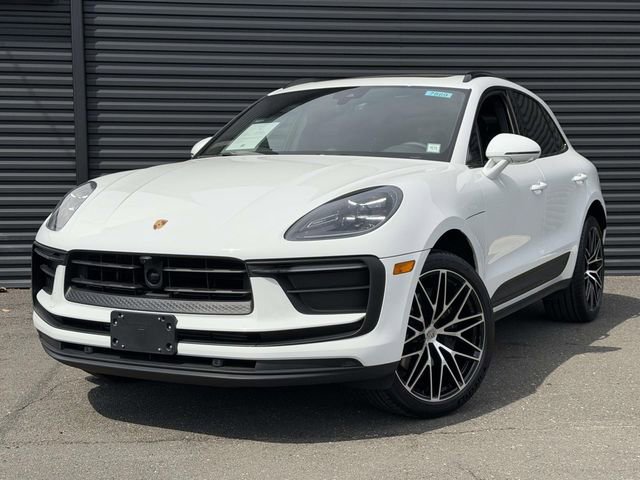 Used 2025 Porsche Macan image 1