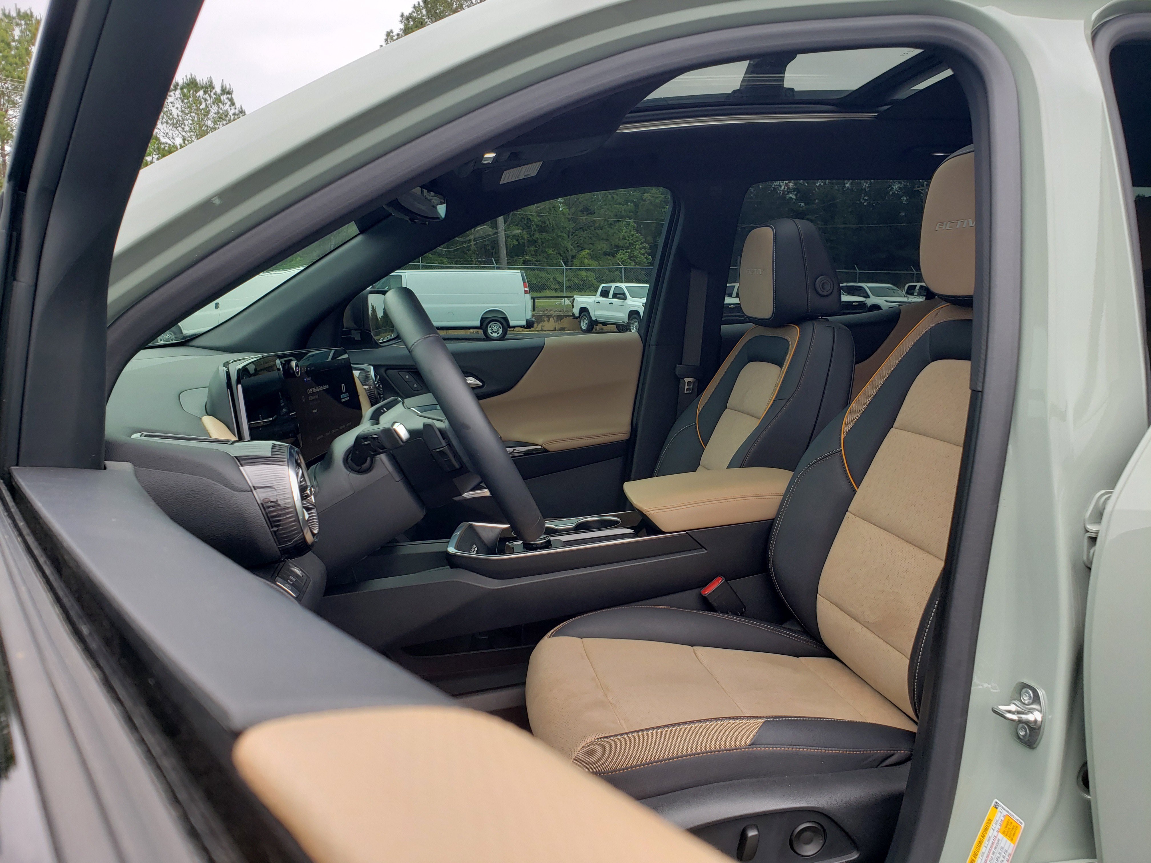 Used 2025 Chevrolet Equinox ACTIV w/ Safety and Technology Package FWD image 31
