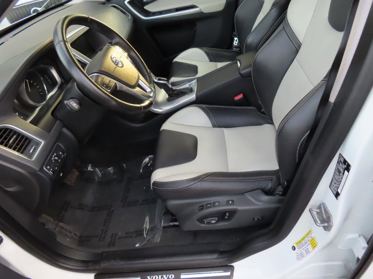 Used 2017 Volvo XC60 T5 Dynamic w/ Preferred Option Package image 7