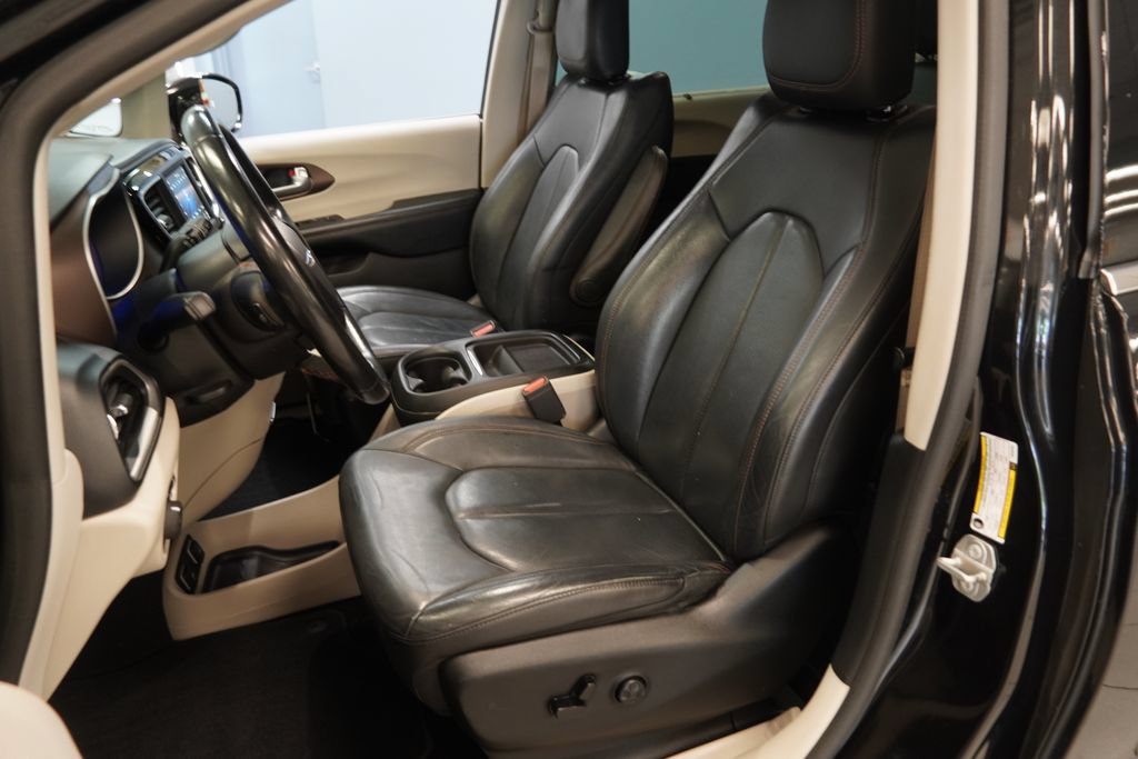 Used 2019 Chrysler Pacifica Touring-L FWD image 3