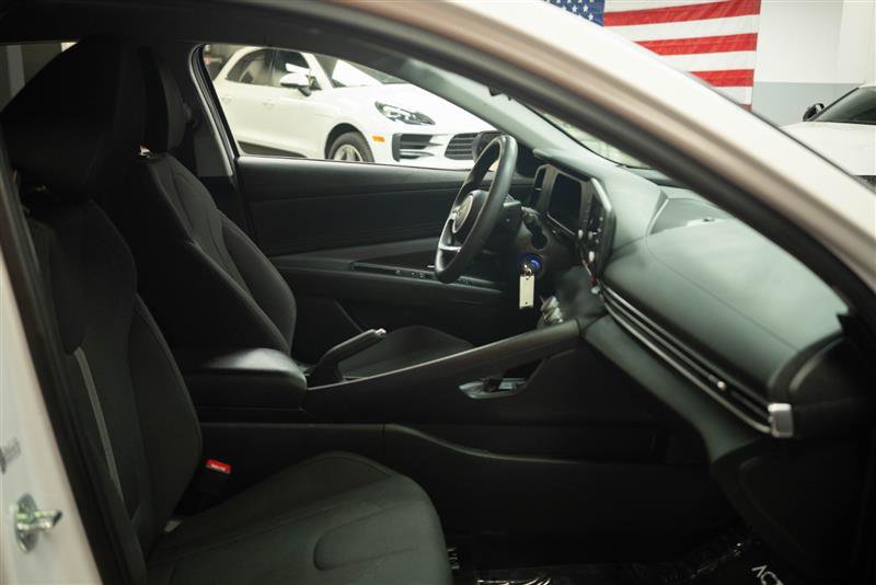 Used 2025 Hyundai Elantra SE FWD image 12