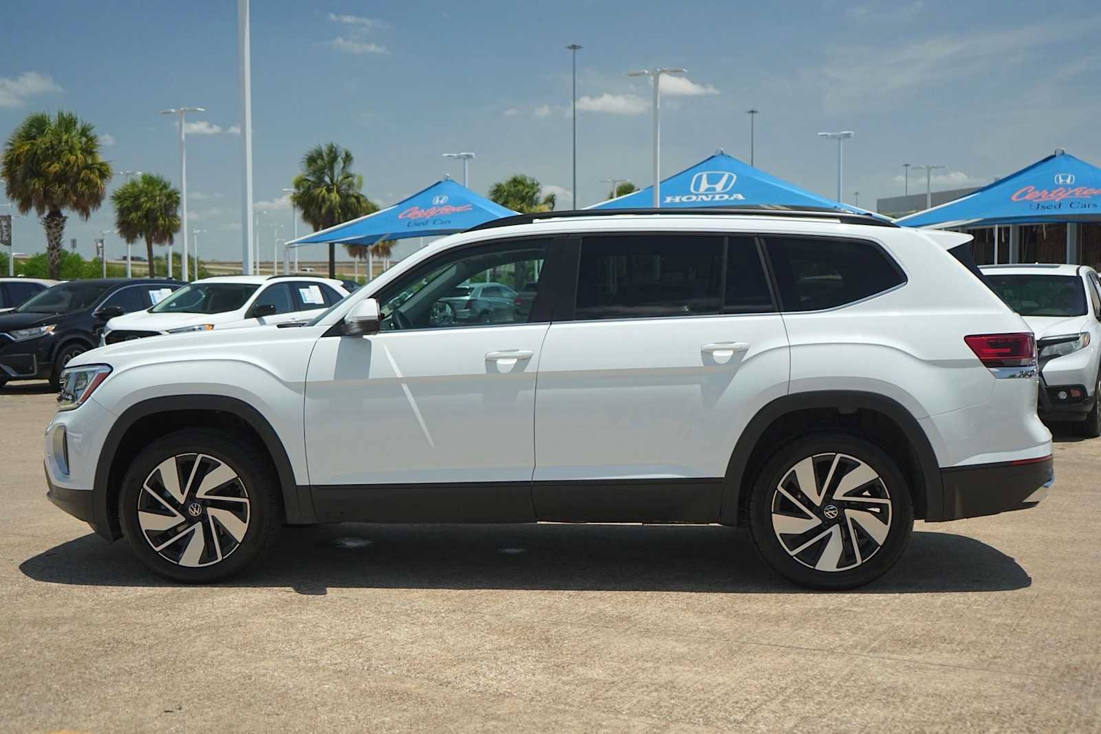 Used 2025 Volkswagen Atlas SE FWD image 3