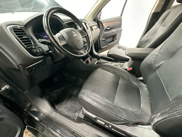 Used 2014 Mitsubishi Outlander GT AWD/4WD image 16