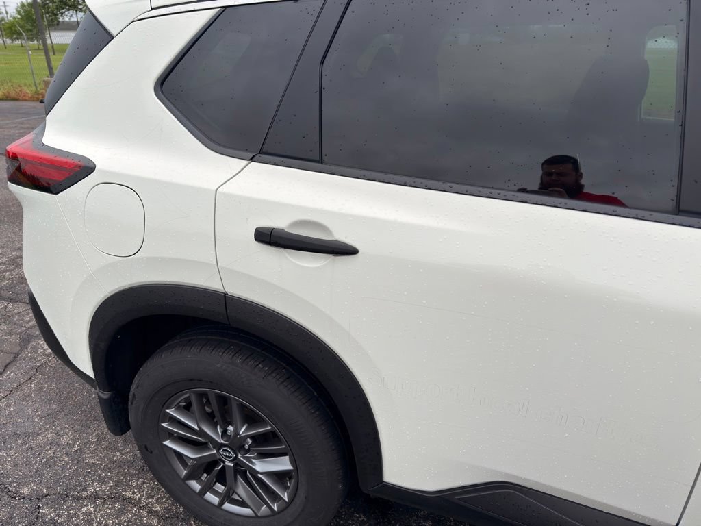 Used 2023 Nissan Rogue S AWD/4WD image 3