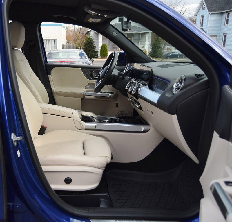 Used 2021 Mercedes-Benz GLB 250 4MATIC w/ Premium Package image 18