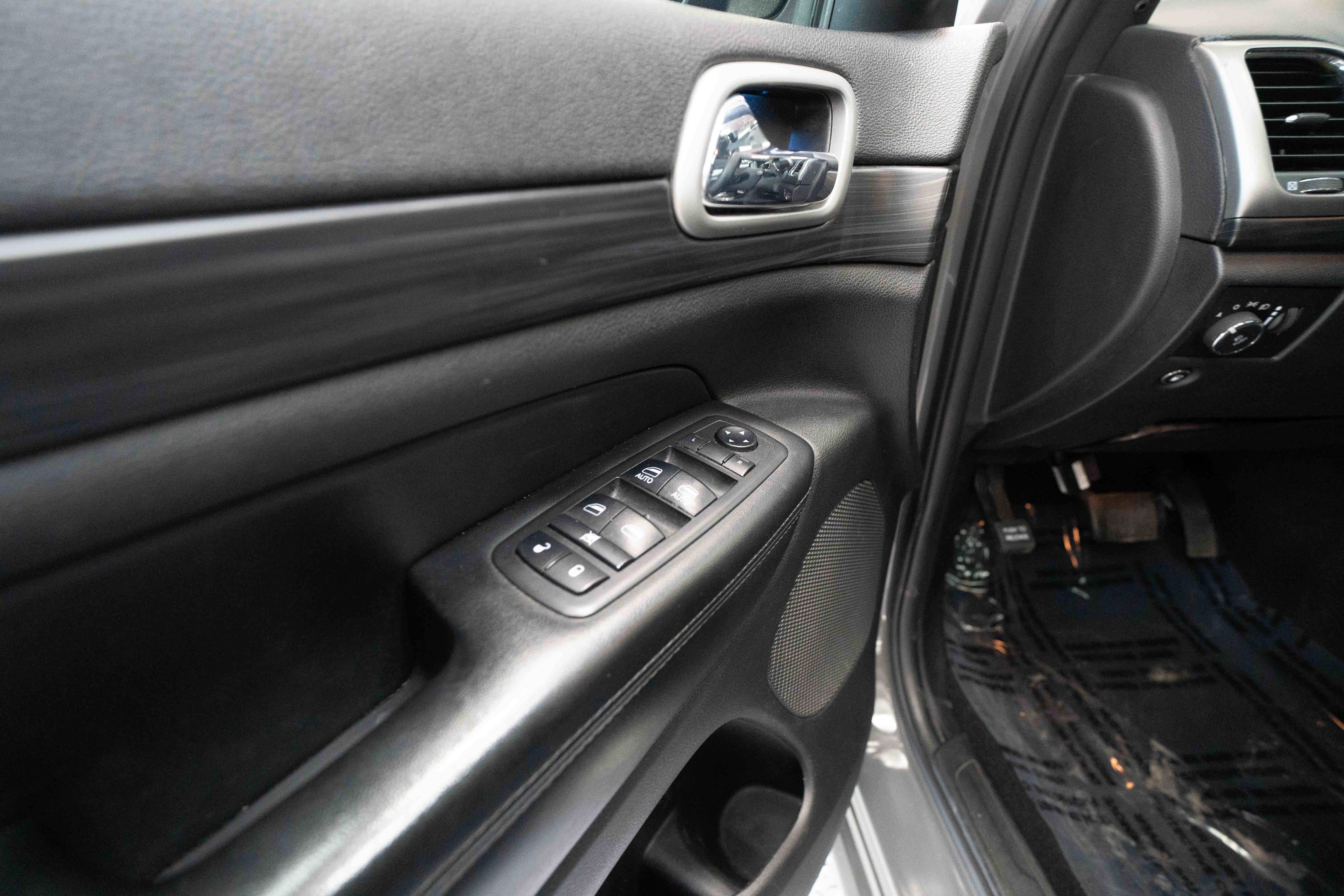 Used 2019 Jeep Grand Cherokee Altitude AWD/4WD image 7