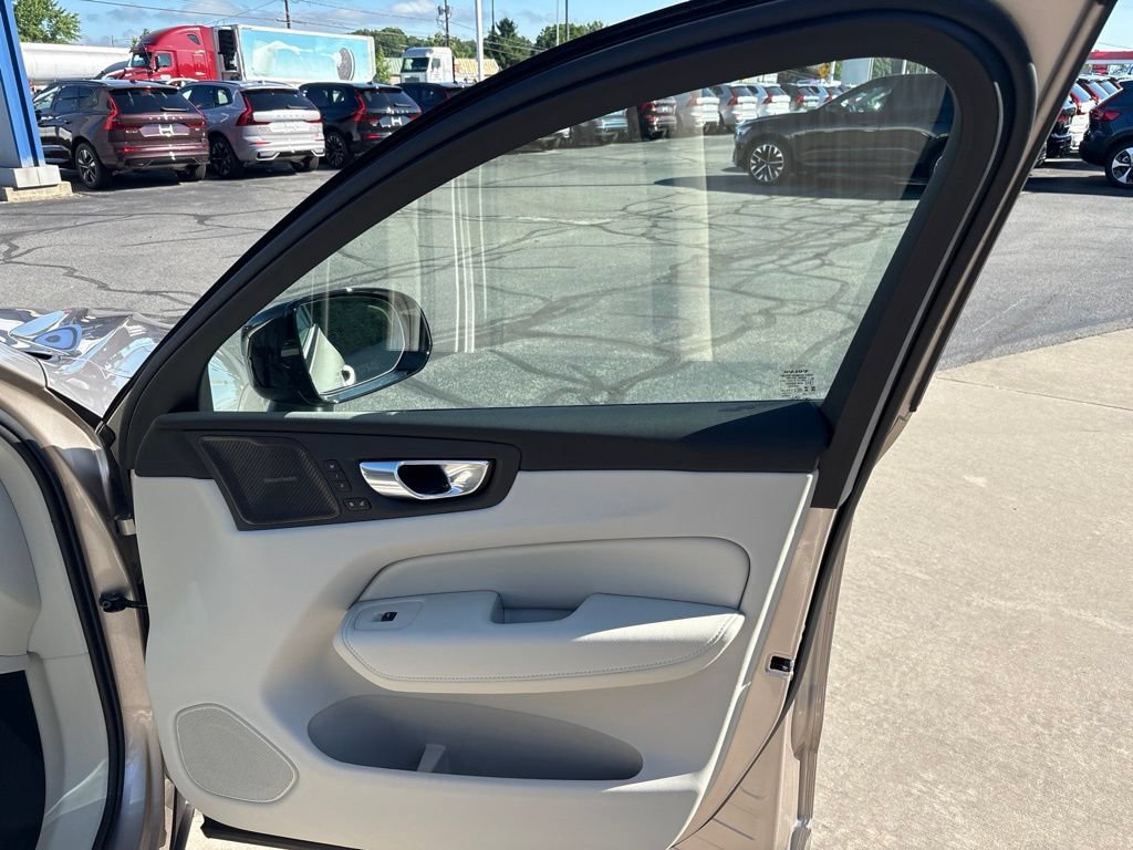 Certified 2025 Volvo XC60 T8 Ultra AWD/4WD image 34