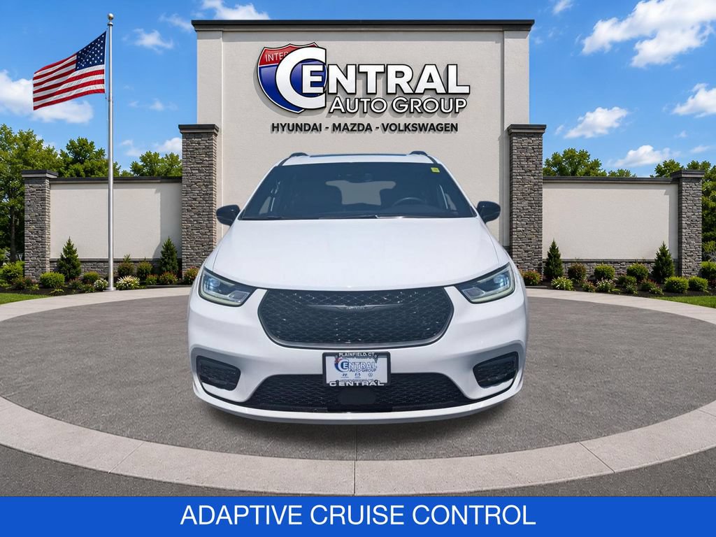 Used 2025 Chrysler Pacifica Limited FWD image 2