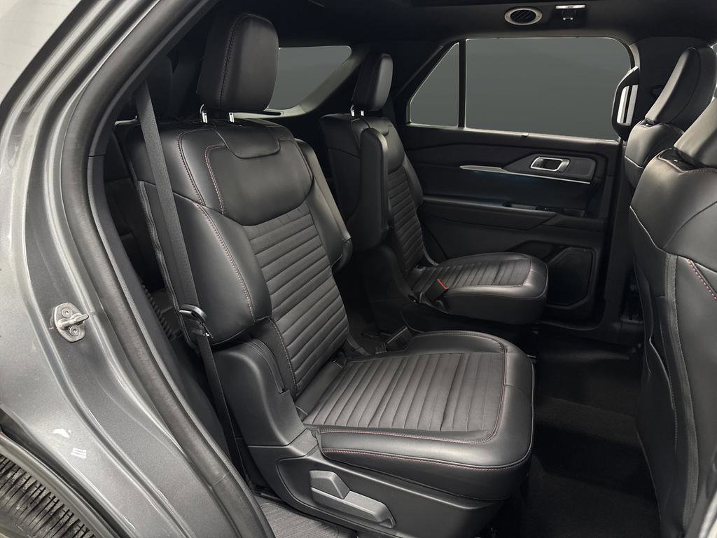 Used 2025 Ford Explorer ST-Line w/ Premium Package image 34