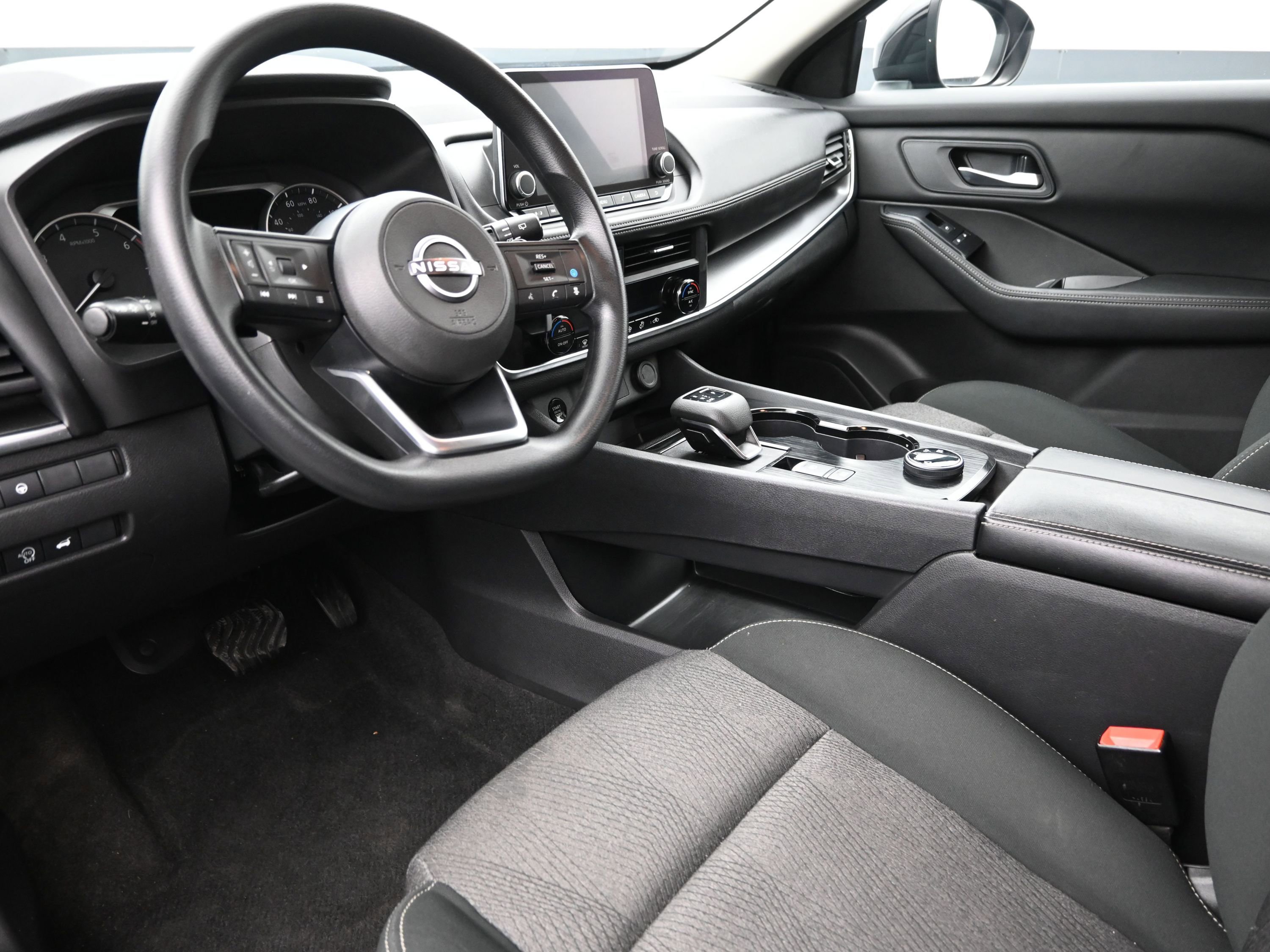 Used 2024 Nissan Rogue SV image 10