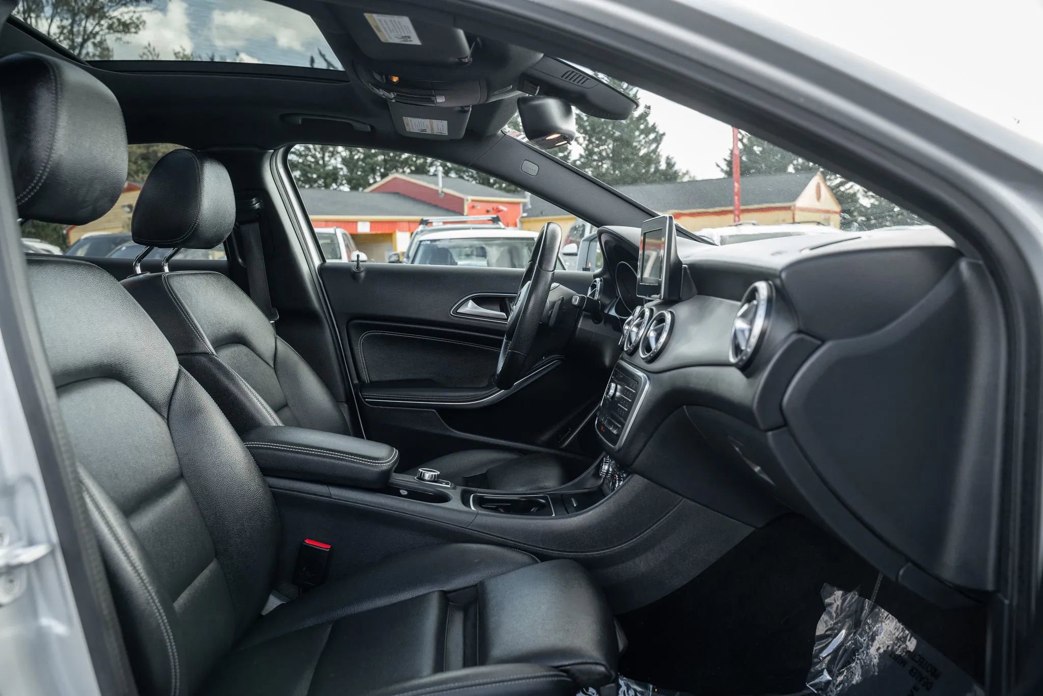 Used 2017 Mercedes-Benz GLA 250 4MATIC w/ Premium Package image 12