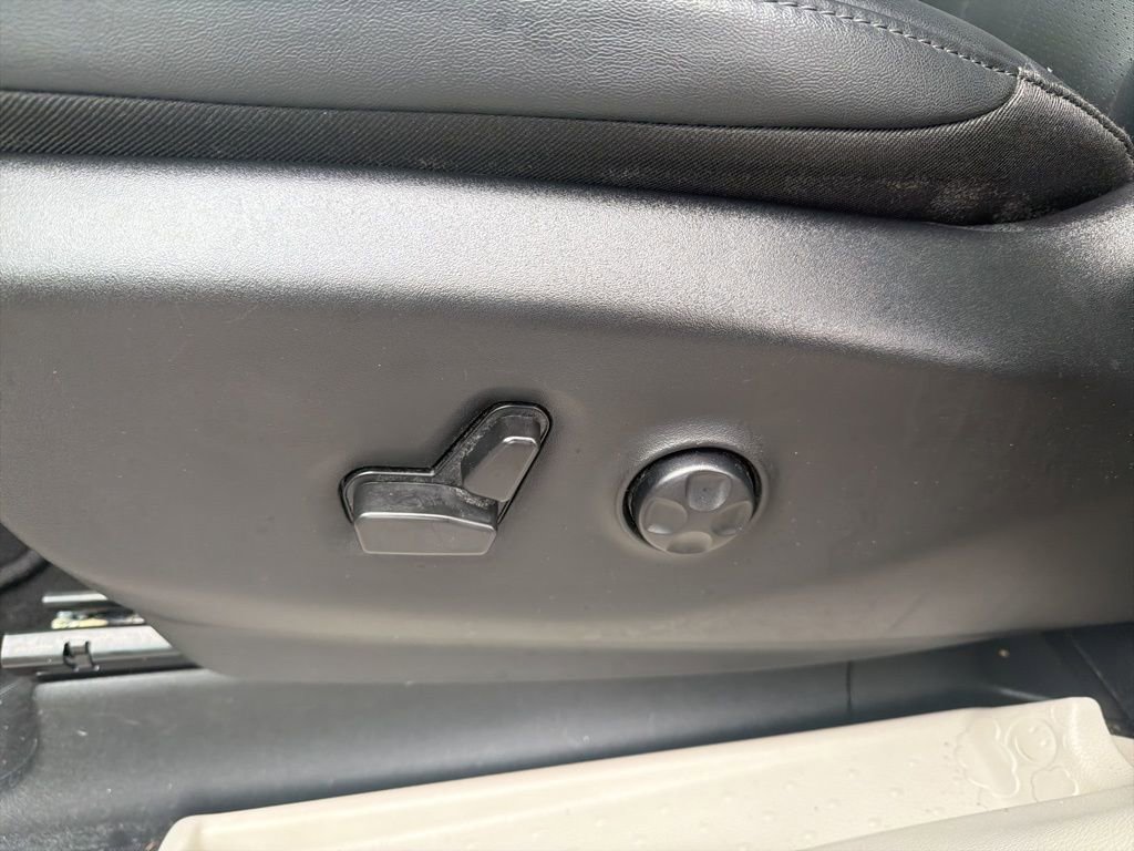 Used 2024 Chrysler Pacifica Touring-L image 13