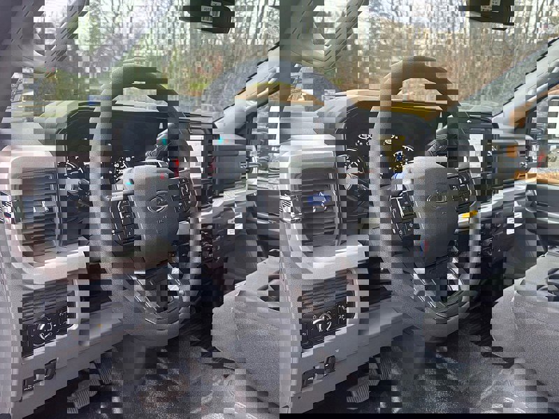 New 2025 Ford F550 4x4 SuperCab Super Duty w/ XLT Value Package image 8