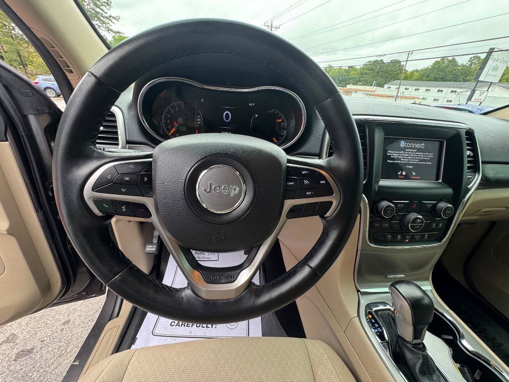 Used 2019 Jeep Grand Cherokee Laredo AWD/4WD image 16