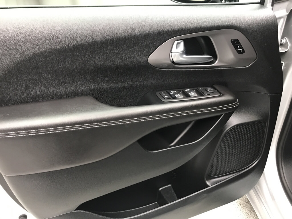 Used 2026 Chrysler Pacifica Select FWD image 7
