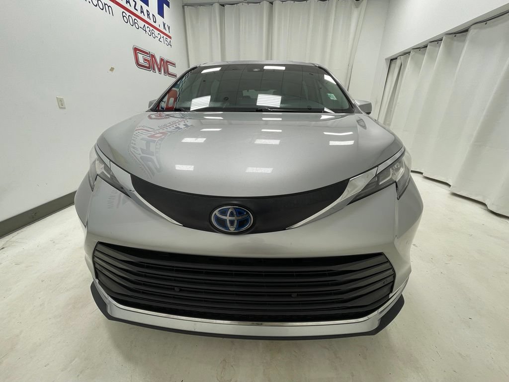 Used 2023 Toyota Sienna XLE FWD image 2