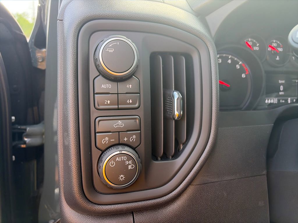 New 2026 Chevrolet Silverado 1500 Custom Trail Boss w/ LPO, Dark Essentials Package AWD/4WD image 17