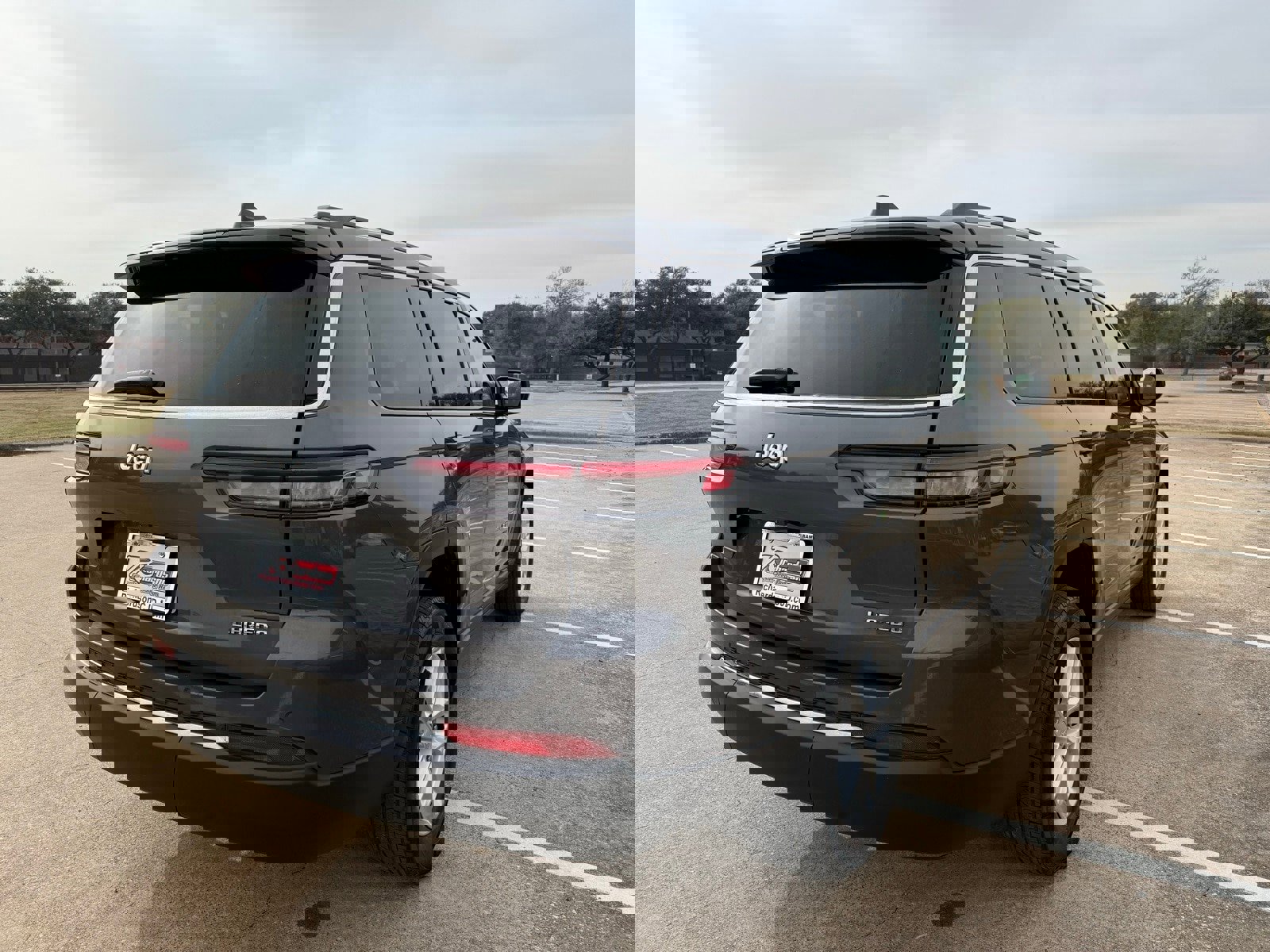 Used 2022 Jeep Grand Cherokee L Laredo w/ Luxury Tech Group I image 4