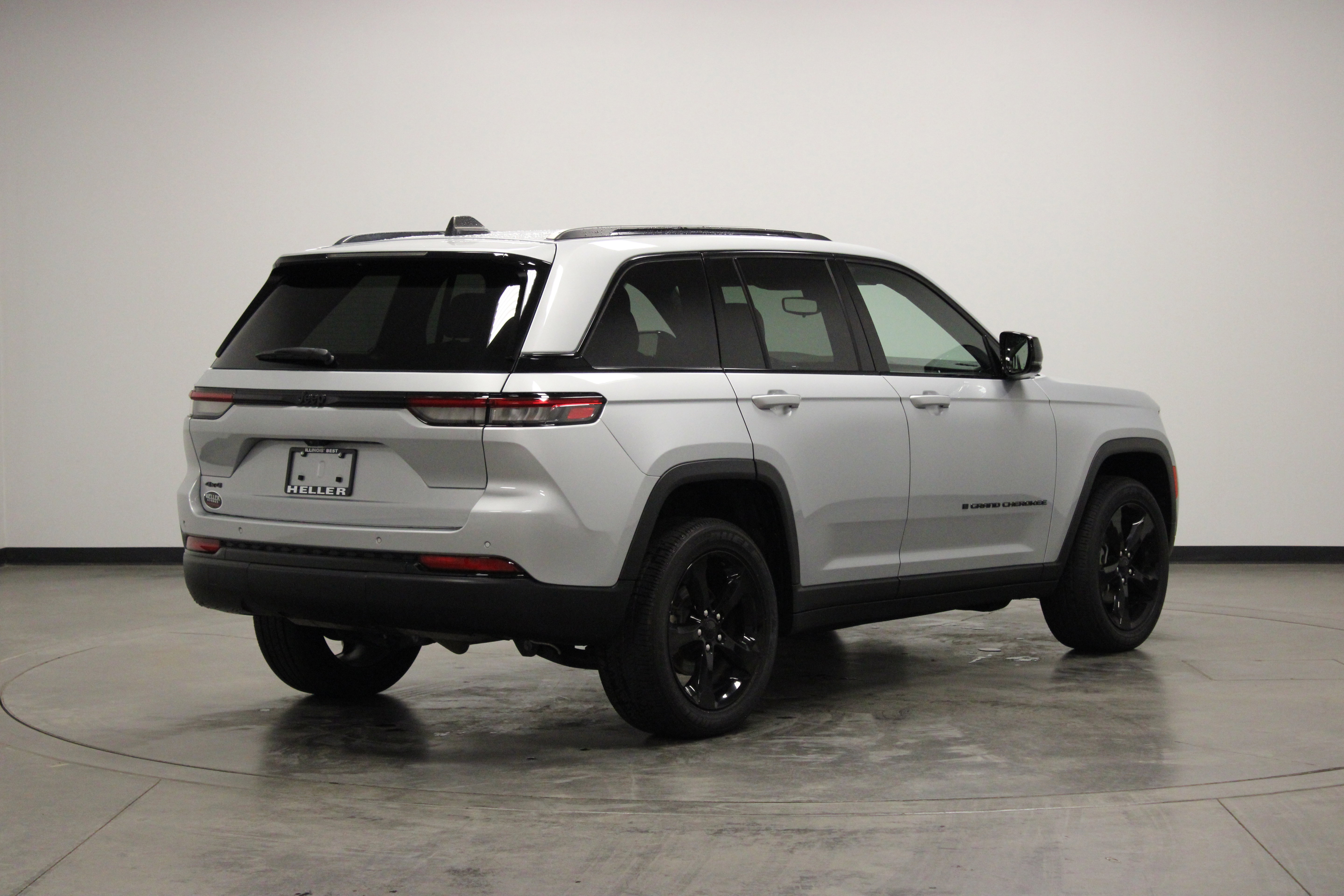 Used 2023 Jeep Grand Cherokee Altitude AWD/4WD image 8