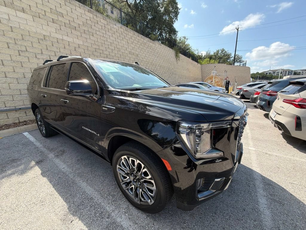 Used 2023 GMC Yukon XL Denali Ultimate AWD/4WD image 4