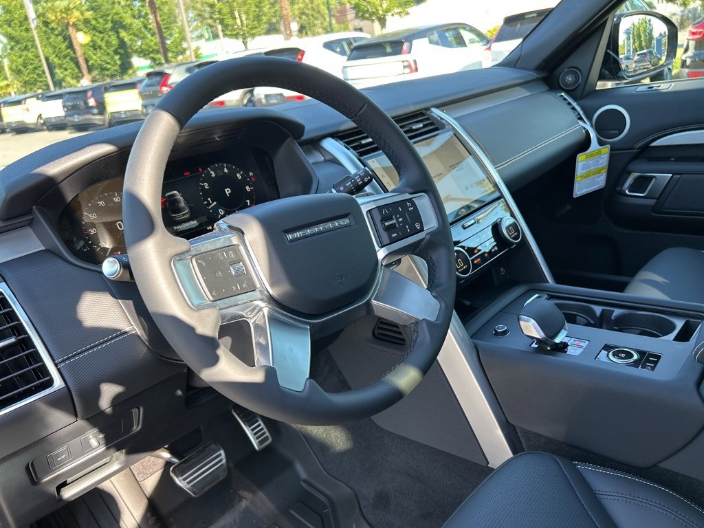 New 2025 Land Rover Discovery Dynamic SE image 12