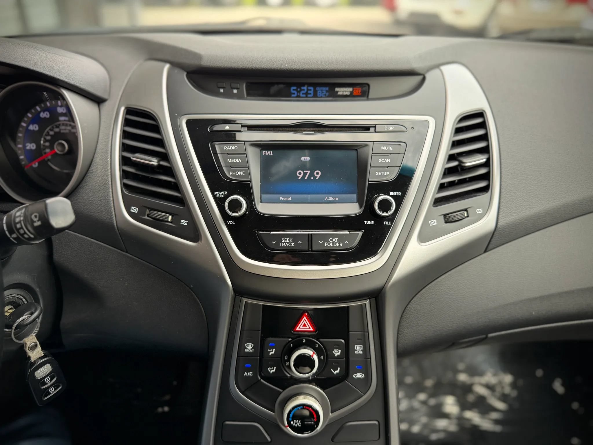 Used 2015 Hyundai Elantra SE w/ Option Group 03 FWD image 12