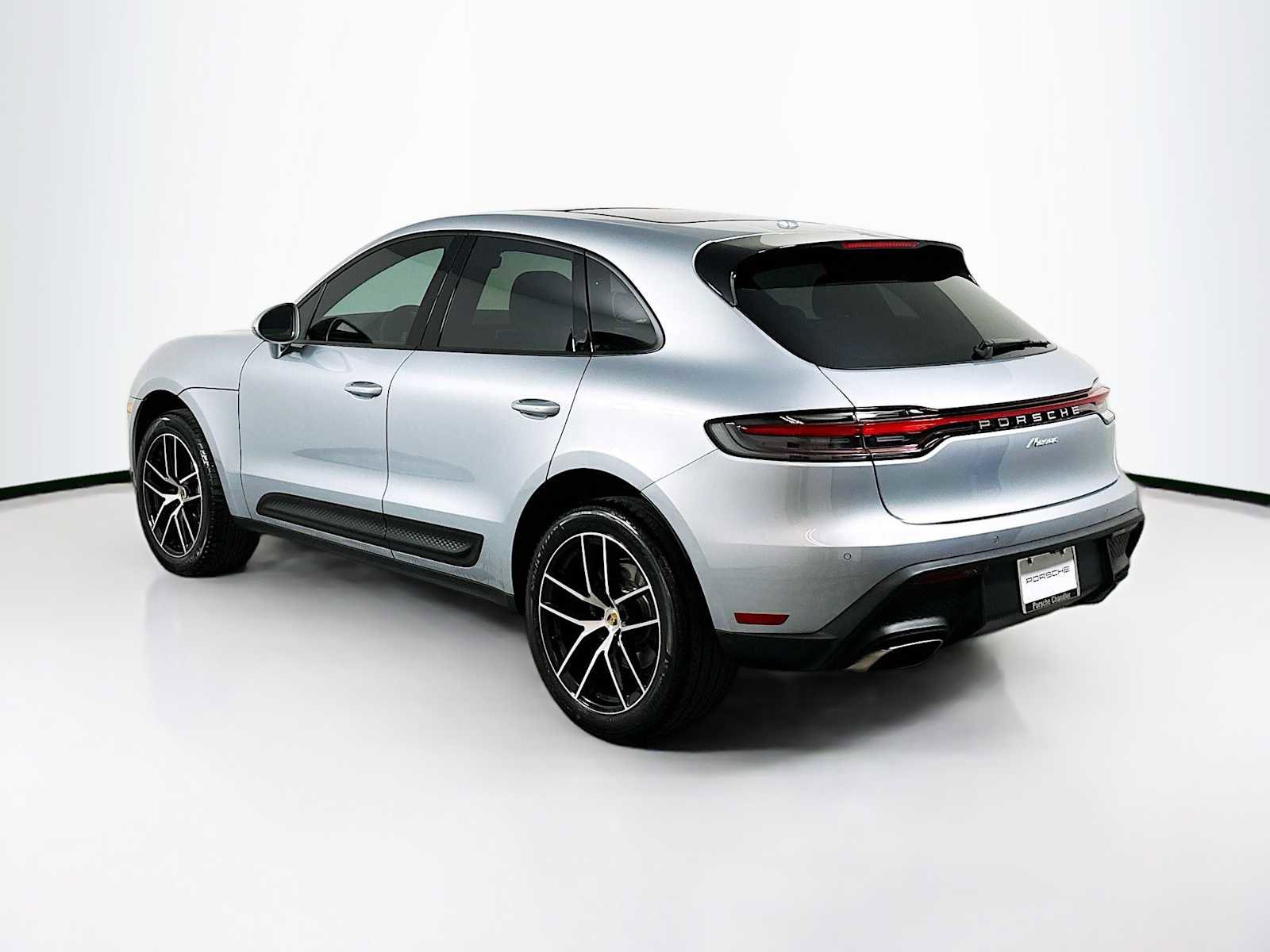 Certified 2025 Porsche Macan image 3