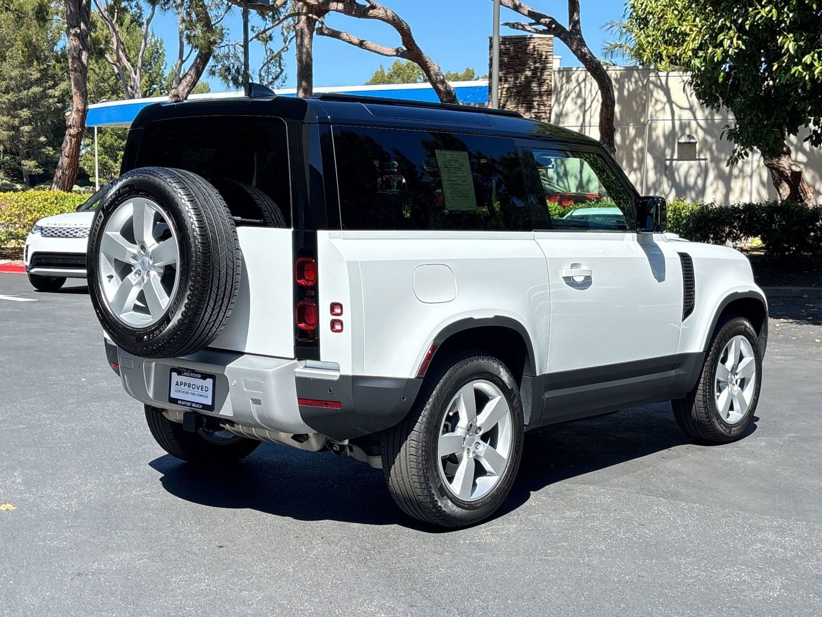 Used 2025 Land Rover Defender 90 S image 9