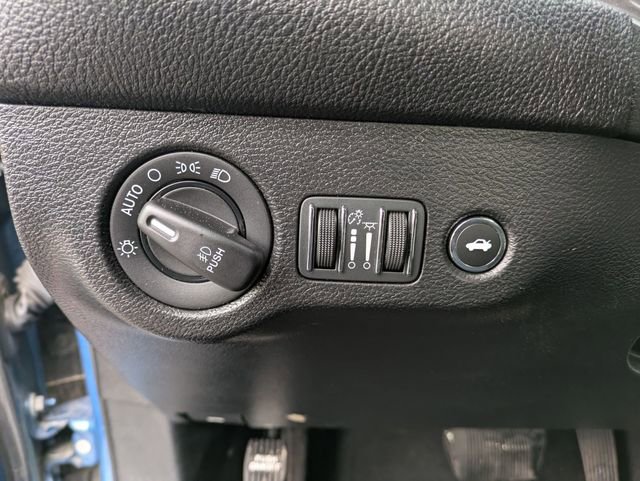 Used 2022 Dodge Challenger SXT w/ Driver Convenience Group image 18