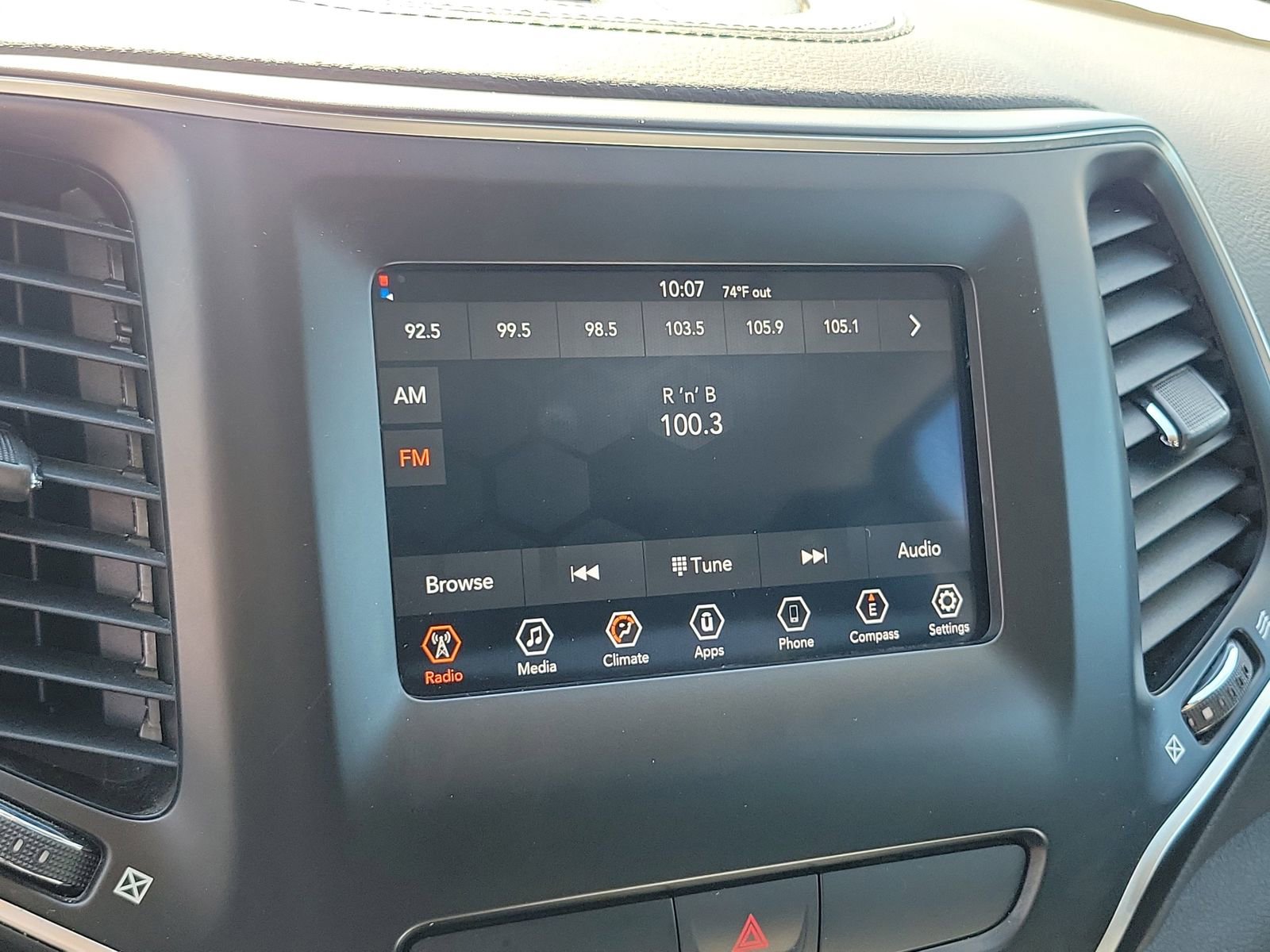 Used 2019 Jeep Cherokee Latitude w/ Popular Appearance Group FWD image 27