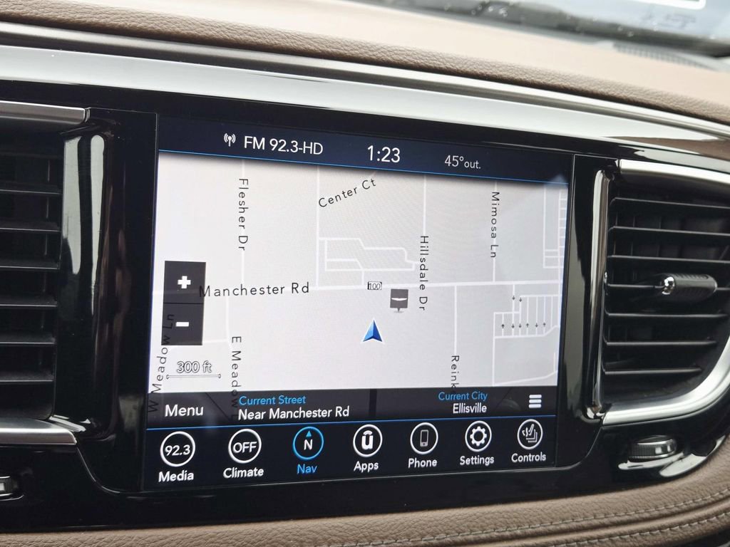 Used 2018 Chrysler Pacifica Limited image 27