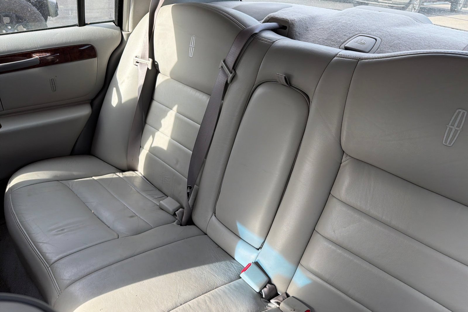Used 2000 Lincoln Town Car Executive RWD image 5