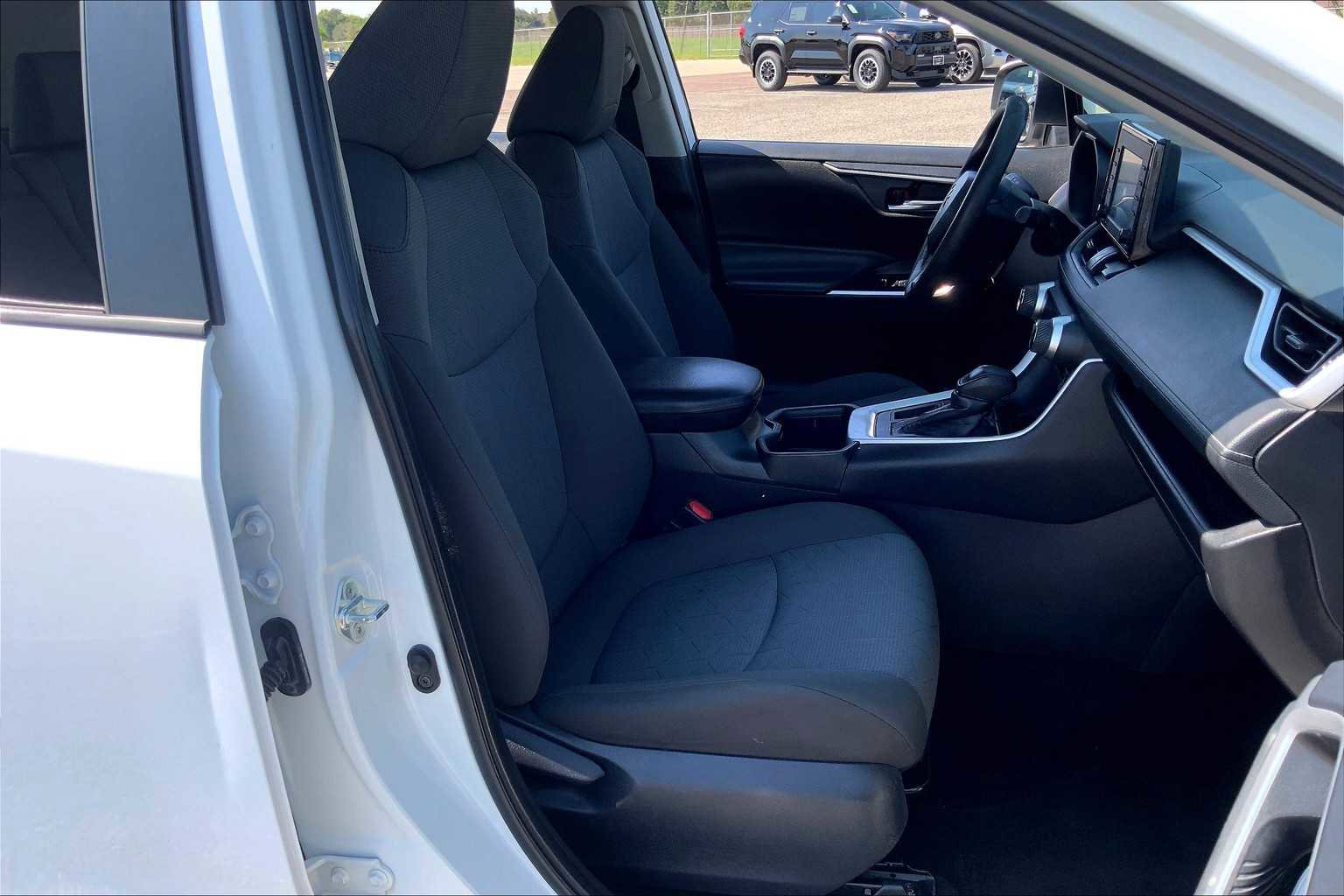 Used 2022 Toyota RAV4 XLE FWD image 9