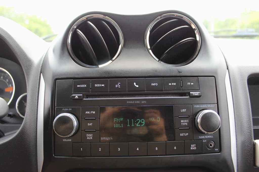 Used 2017 Jeep Compass Latitude FWD image 18