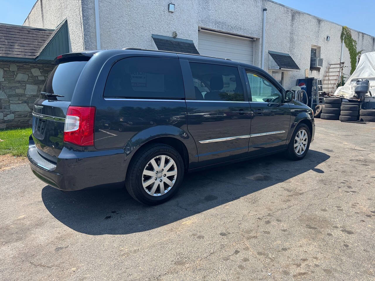 Used 2014 Chrysler Town & Country Touring image 5