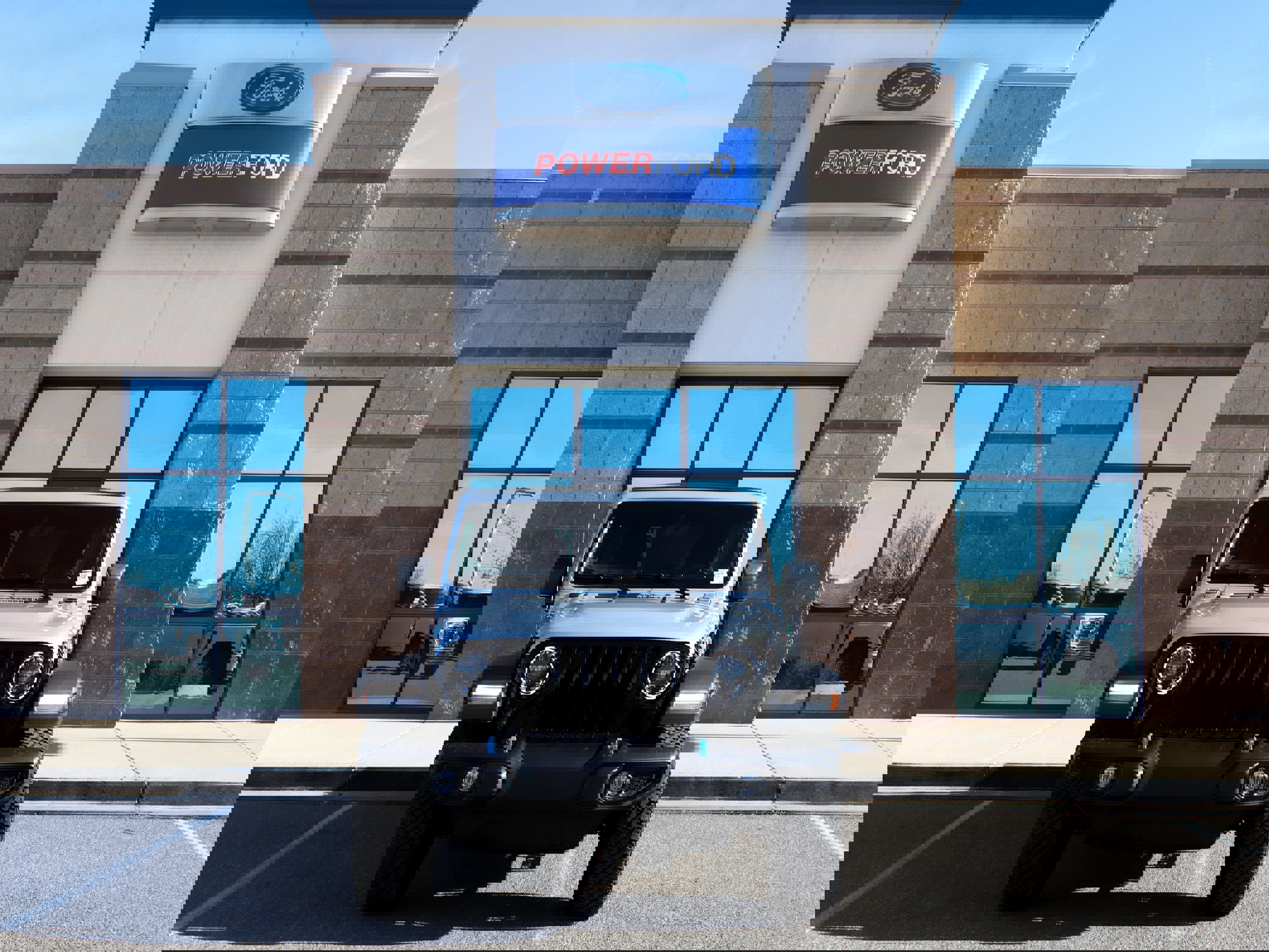 Used 2023 Jeep Wrangler Unlimited w/ Sun & Screen Package image 3