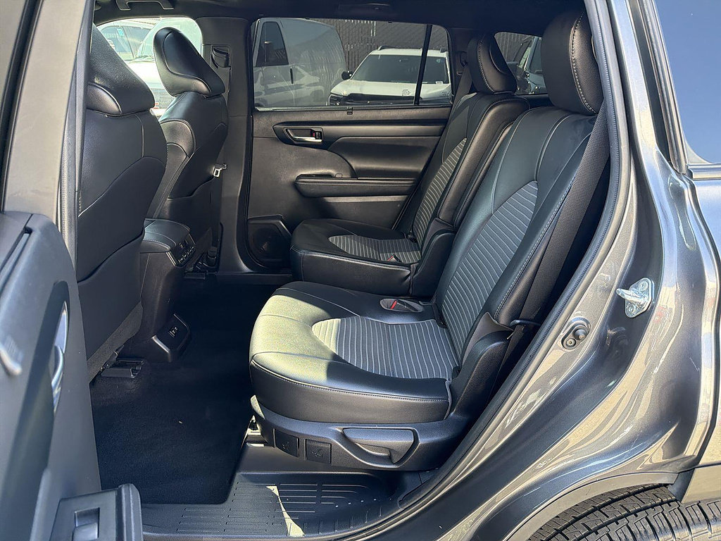 Used 2021 Toyota Highlander XSE FWD image 25