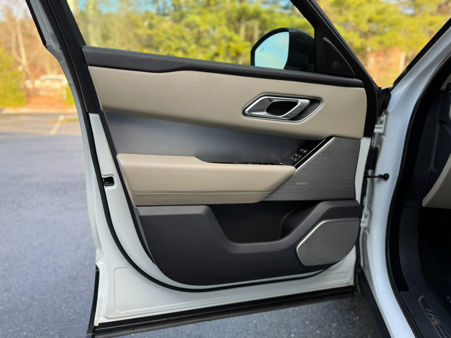 Used 2018 Land Rover Range Rover Velar R-Dynamic SE image 12