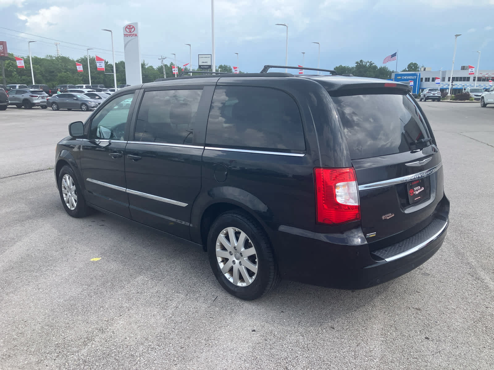 Used 2013 Chrysler Town & Country Touring FWD image 5