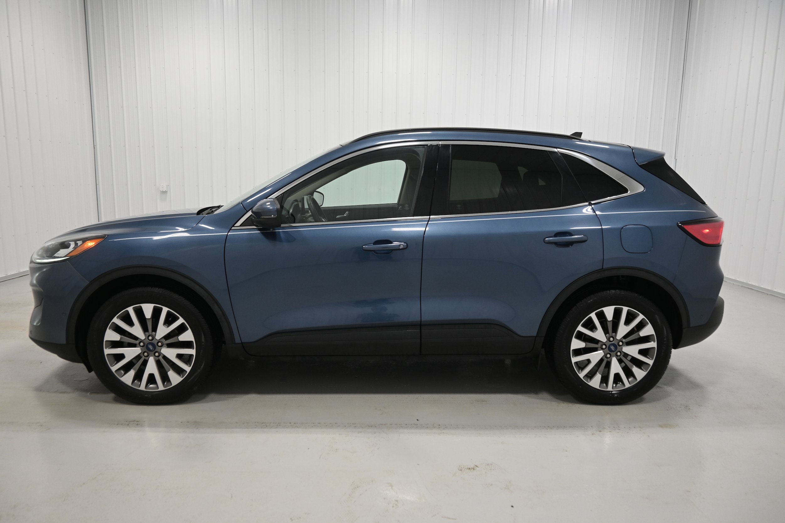 Used 2020 Ford Escape Titanium w/ Titanium Premium Package 2.0 AWD/4WD image 29