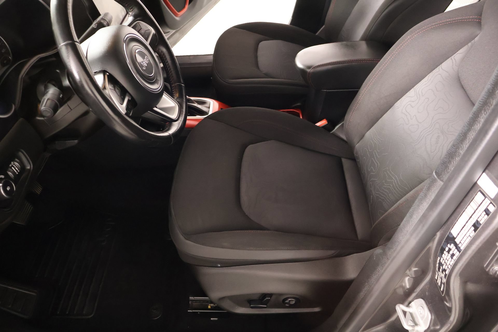 Used 2019 Jeep Renegade Trailhawk w/ UConnect 8.4 Nav Group AWD/4WD image 11